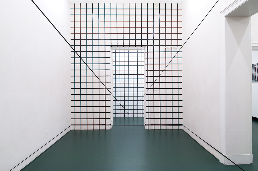 Esther Stocker + Anna-Maria Bogner - THE CONTINUITY OF ATTENTION. Installation, Klebeband + Gummiband, 630 x 285 x 291 cm